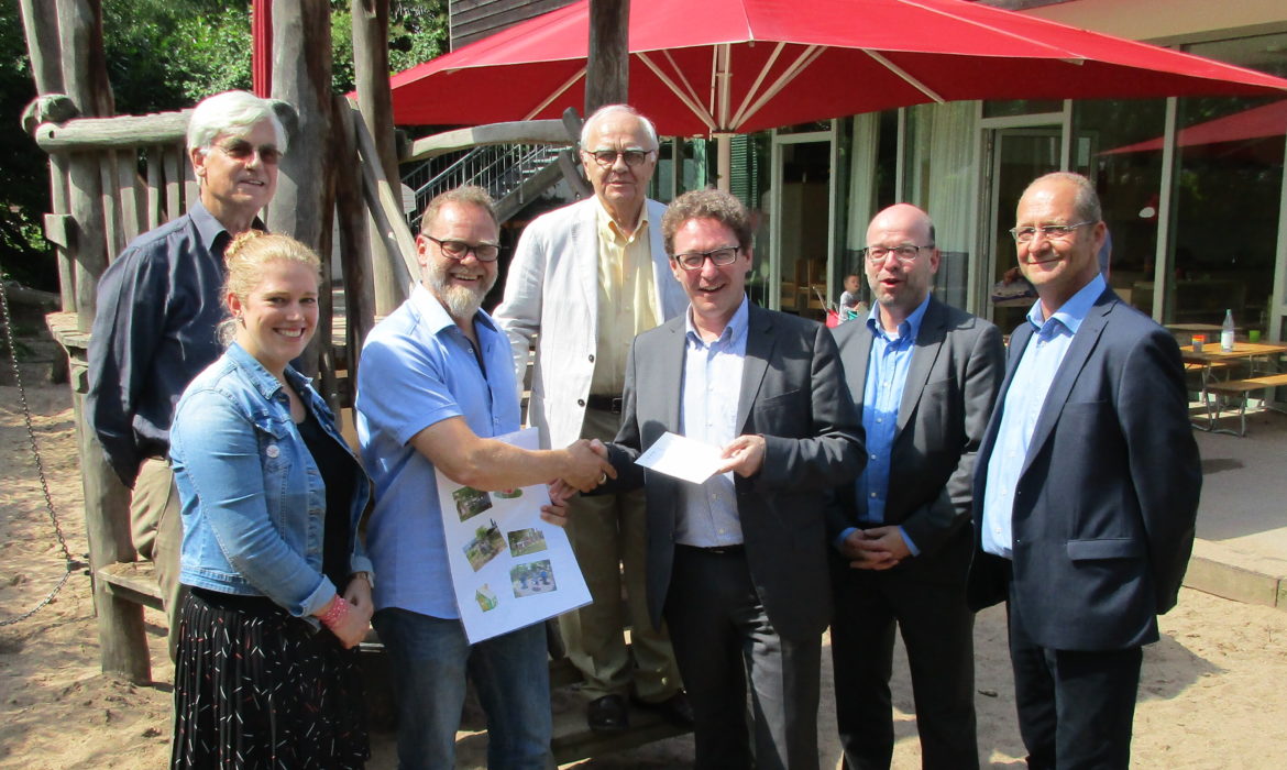 Übergane Spende des Rotary Club Köln